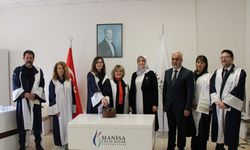 Yıllar sonra üniversiteye dönüp doktorasını bitirdi
