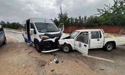 Yolcu minibüsü ve kamyonet çarpıştı