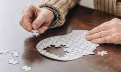 Alzheimer, genç yaşta bile risk oluşturuyor: Uzmanlar risk faktörleri için uyarıyor!