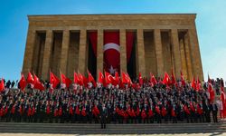 Bakan Bak gençlerle Anıtkabir'e yürüdü