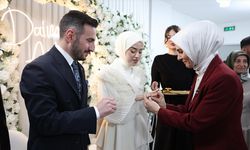 Bakan Göktaş, sosyal medyadan kendisine ulaşan gencin nişanına katıldı