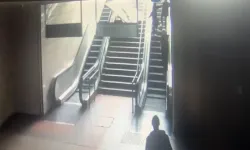 Metro istasyonunda reklam panosu üzerine düştü
