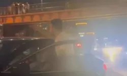 Otomobile tekme ve yumruk attı