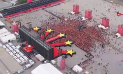 Galatasaray taraftarı Galatasaray Lisesi önünde takımını bekliyor