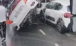Otomobil park halindeki aracın üzerine uçtu