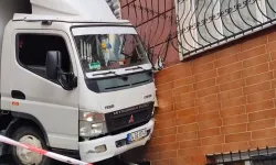 Kağıthane'de korkutan kamyonet kazası