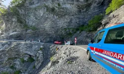 Antalya'da otomobil uçuruma yuvarlandı