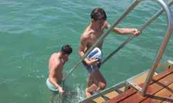 Ören Plajı'na atla girdiler