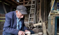 Tarım aletlerinin minyatürlerini yapıyor