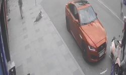 Aracın altında kalmaktan son anda kurtuldu