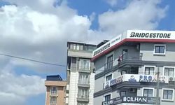 Ayağını dışarı çıkarıp cipi sürdü