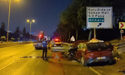 Bayrampaşa'da otomobil bariyerlere girdi!