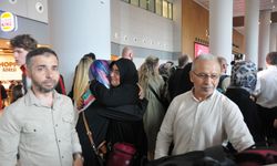 Hacılar çiçeklerle karşılandı