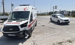 Ambulans ve Otomobil Kaza Yaptı