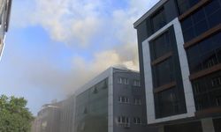 İstanbul'da İş Merkezinin Çatısı Yandı
