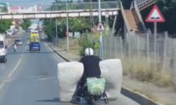 Motosikletle yatak taşıdılar