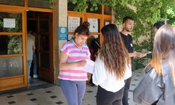 Öğrencilerin yardımına polisler koştu