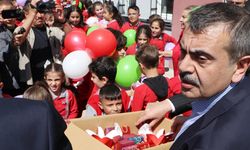Sınıf Öğretmenine Bakandan Sürpriz Kutlama