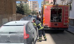 Yanan otomobili pencereden su dökerek söndürmeye çalıştı