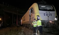 Yolcu treni otomobile çarptı