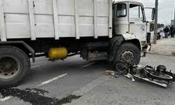 Çöp kamyonu ve motosiklet çarpıştı
