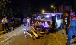 Pikaba çarpan minibüsün sürücüsü hayatını kaybetti