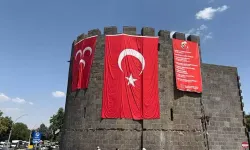 Surlara MHP ve Türk Bayrağı Asıldı
