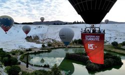 Türk bayrakları gökyüzünde süzüldü