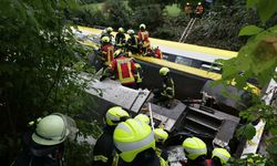 Almanya'da  tren raydan çıktı