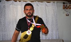 Başpehlivanlığa Yükseldi, Babasının Mezarına Gitti