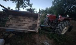 Devrilen traktörün altında kaldı