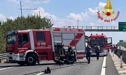 İtalya'da uçak, otoyola düştü!