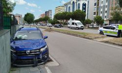 Kontrolünü kaybeden otomobil duvara çarptı
