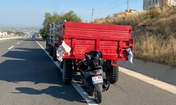 Motosiklet traktör römorkuna çarptı