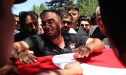 Oyuncağı İle Şehit Babasının Tabutuna Sarıldı