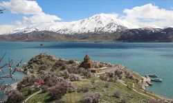 Bitlis'te Van Gölü'nde Dalış Eğitimi Verliyor