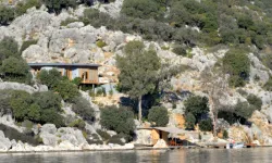 Kekova’da Kaçak Villa Skandalı: Yıkım Kararı Kesinleşti Ama Villa Kiralanıyor
