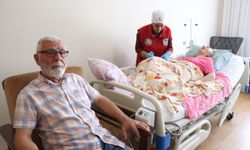 48 yıllık eşine felç sonrası sevgiyle bakıyor