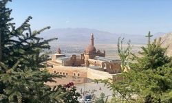 İshak Paşa Sarayı Turist Çekiyor