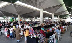 Konya’daki 2. el oyuncak pazarında satıcılar ve alıcılar çocuklar oluyor
