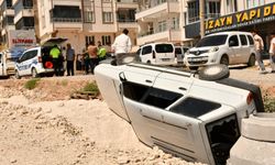 Adıyaman'da Otomobil Çukura Düştü