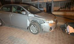 Avcılar'da park halindeki iki araca çarptı, aracı yan döndü!