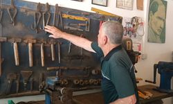 Depremde dükkanı yıkıldı, ata mesleğini prefabrik dükkanında sürdürüyor