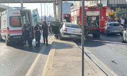 Direksiyon hakimiyetini kaybedip aydınlatma direğine çarptı