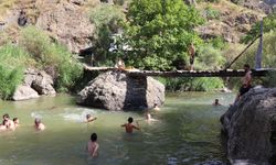 Erzurum'daki sıcaklarda çaya girip serinliyorlar