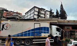 Hatay'da freni boşalan kamyon, restorana girdi