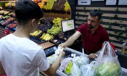 İş yerine 2 poşet dolusu çorap bırakıp gitti