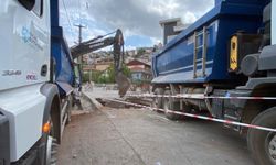 İzmit'te yol çöktü