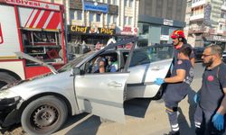 Kökü kuruyan ağaç otomobilin üstüne devrildi