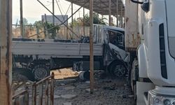 Lastiği patlayan kamyonet fabrikaya daldı